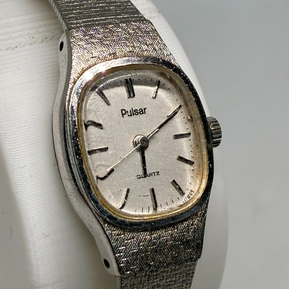Vintage Pulsar Silver Tone Ladies Quartz Watch w/Silver Dial V821-6250